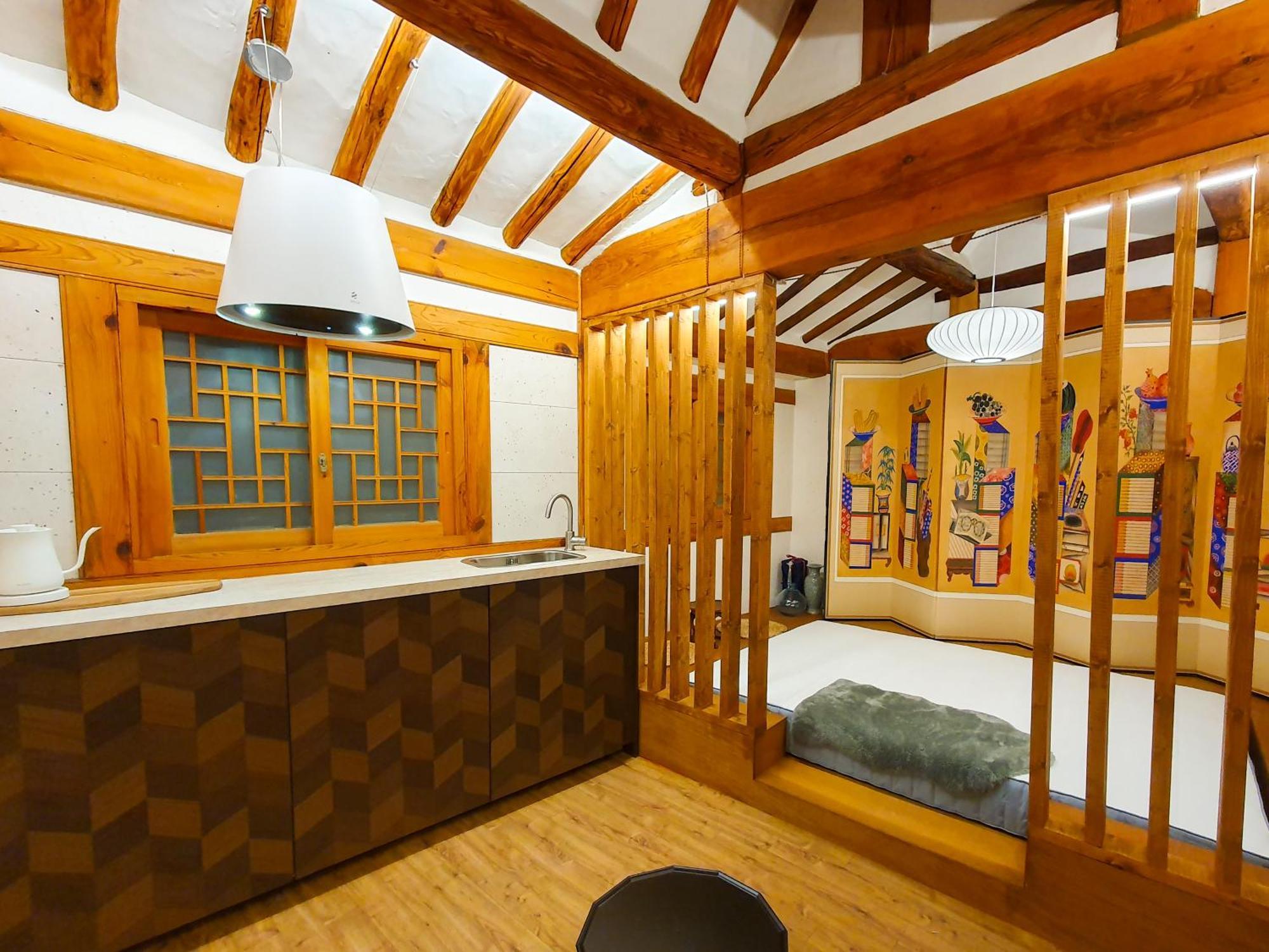 Awik Hanok Hotel *
