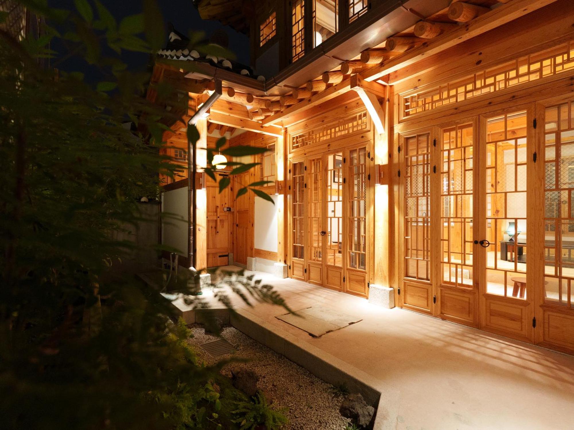Awik Hanok Hotel *