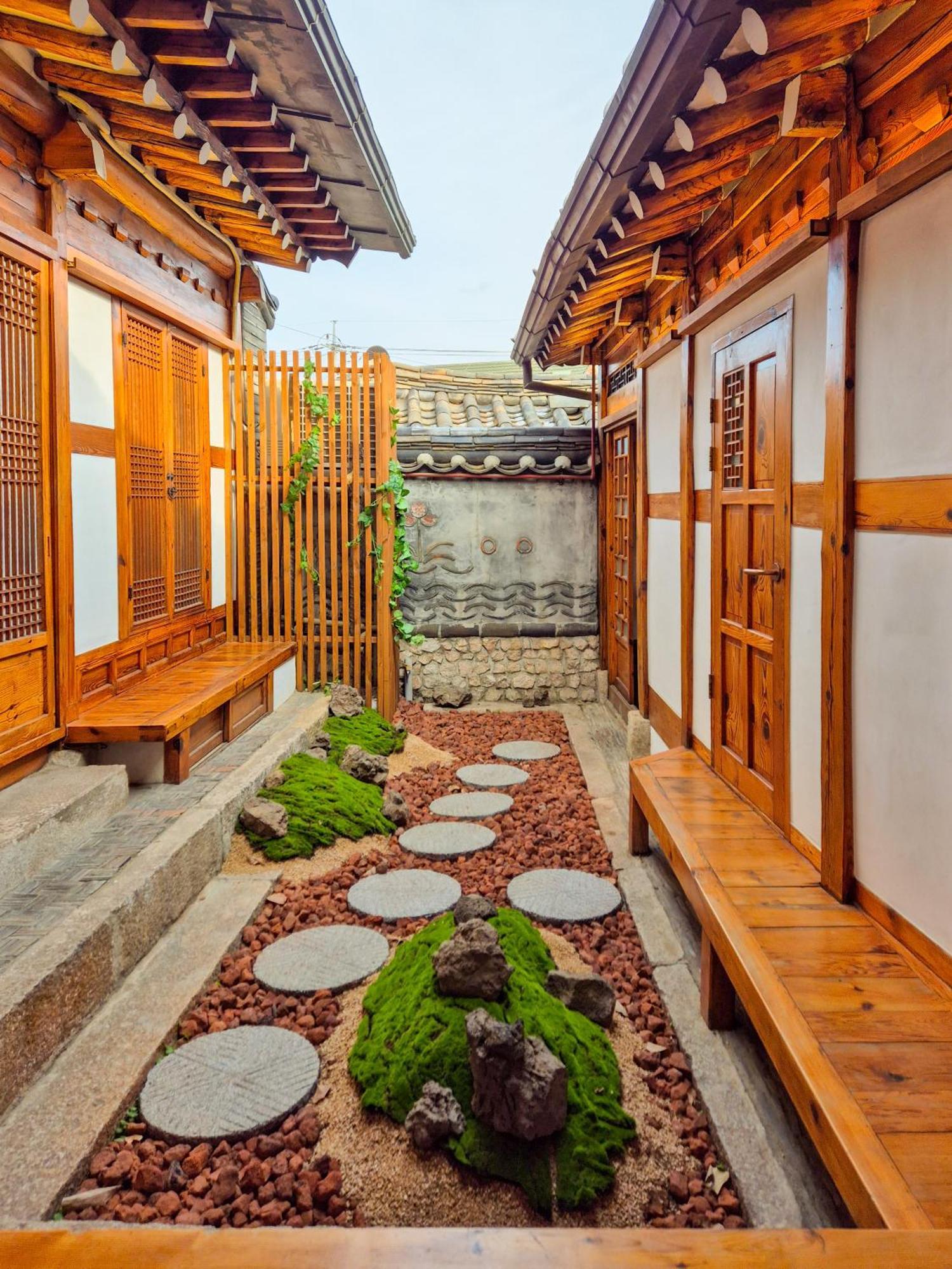Awik Hanok Hotel *