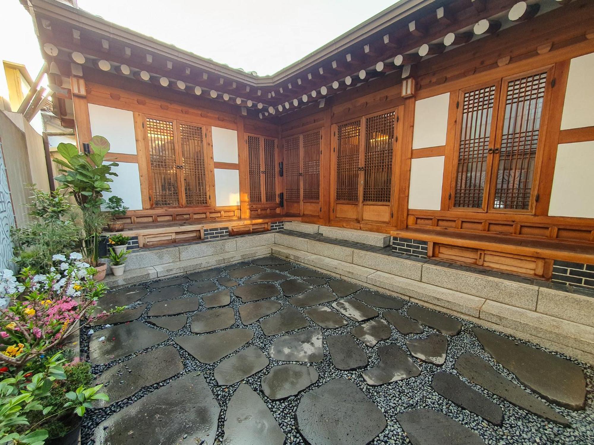 Awik Hanok *